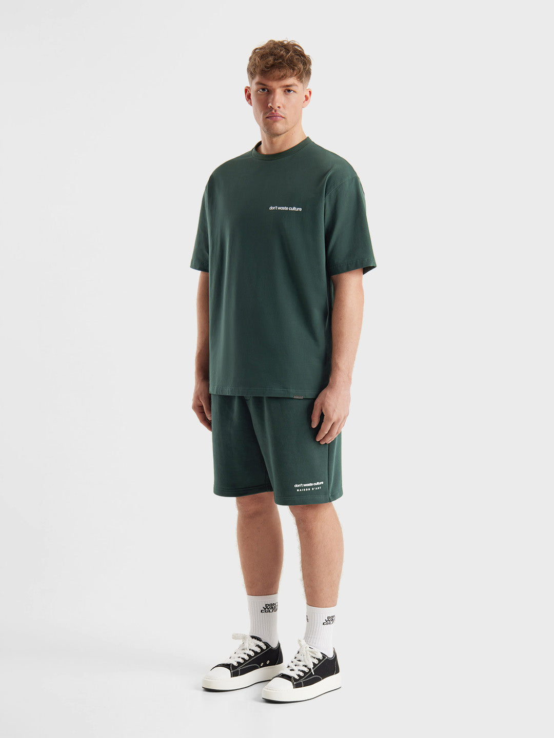 Outfit met DWC Jerr shorts en Cleo tee in dark green, schuin vooraanzicht