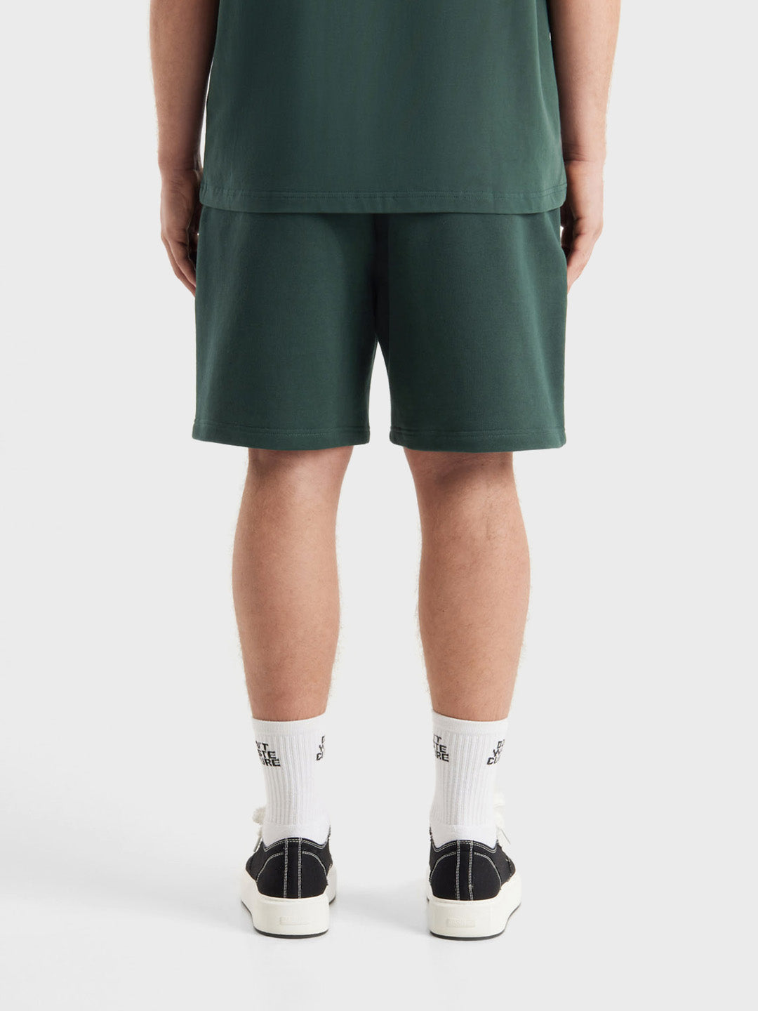 Model met DWC Jerr shorts, achterkant zichtbaar