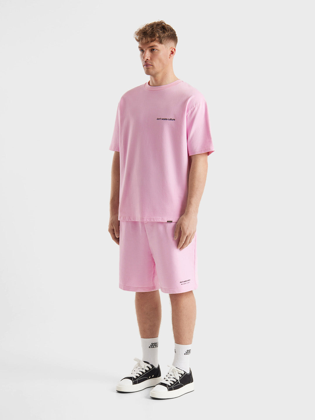 Outfit met DWC Jerr shorts en Cleo tee in pink, schuin vooraanzicht