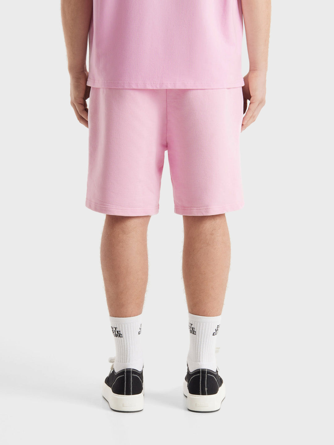 Model met DWC Jerr shorts, achterkant zichtbaar