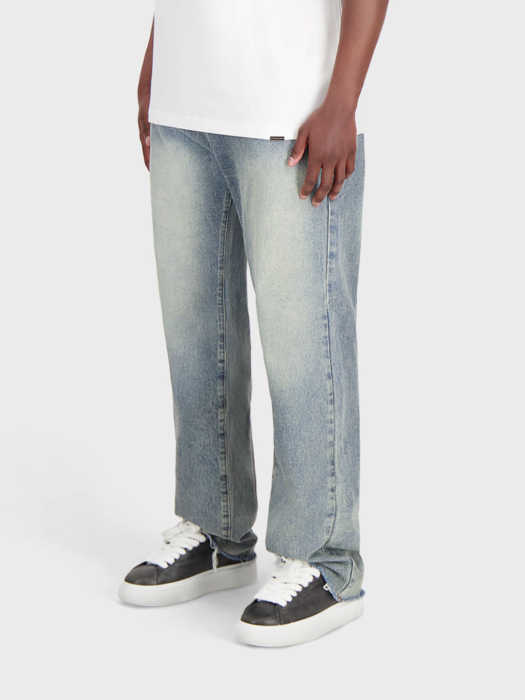 Schuin vooraanzicht Kaimana Jeans Pale van Don’t Waste Culture