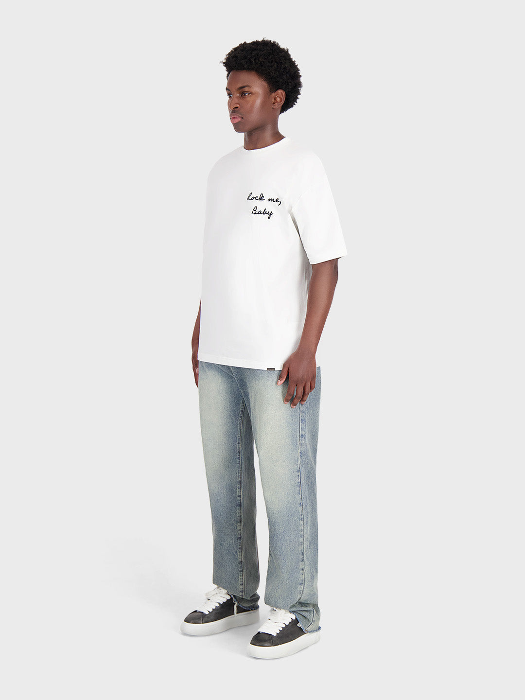 Outfit met Kaimana Jeans Pale, witte tee en zwarte sneakers