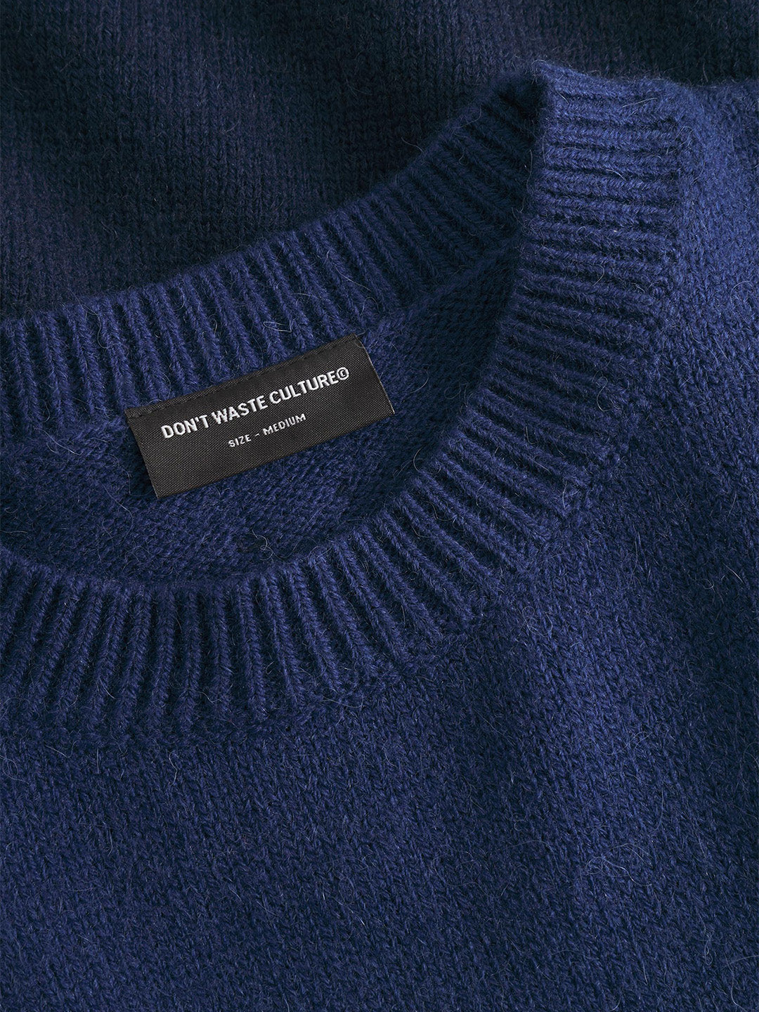 Detail van de kraag en textuur van DWC Leocadia knitted sweater navy
