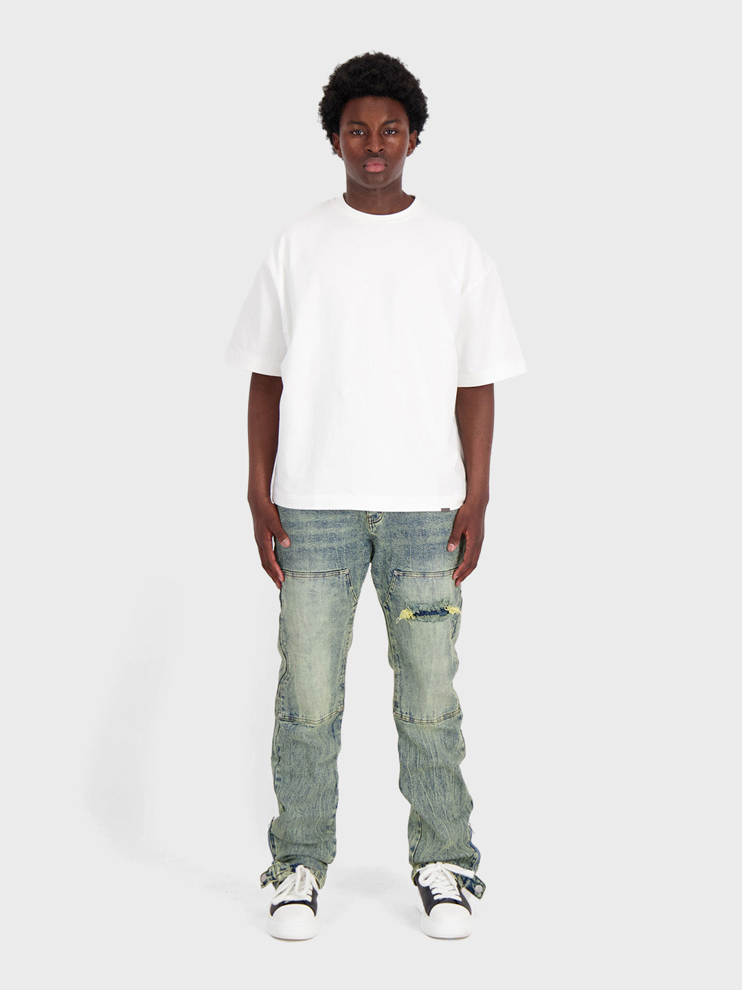 Model draagt Don't Waste Culture Luciana Jeans in Pale - voorkant