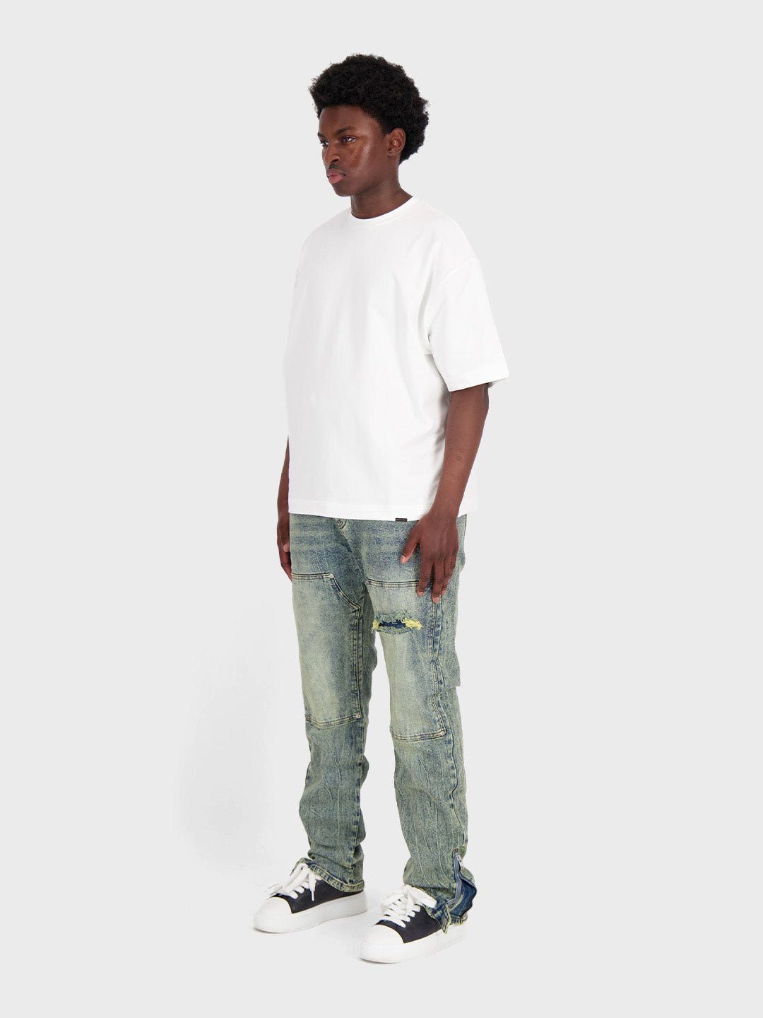 Model draagt Don't Waste Culture Luciana Jeans in Pale - zijkant