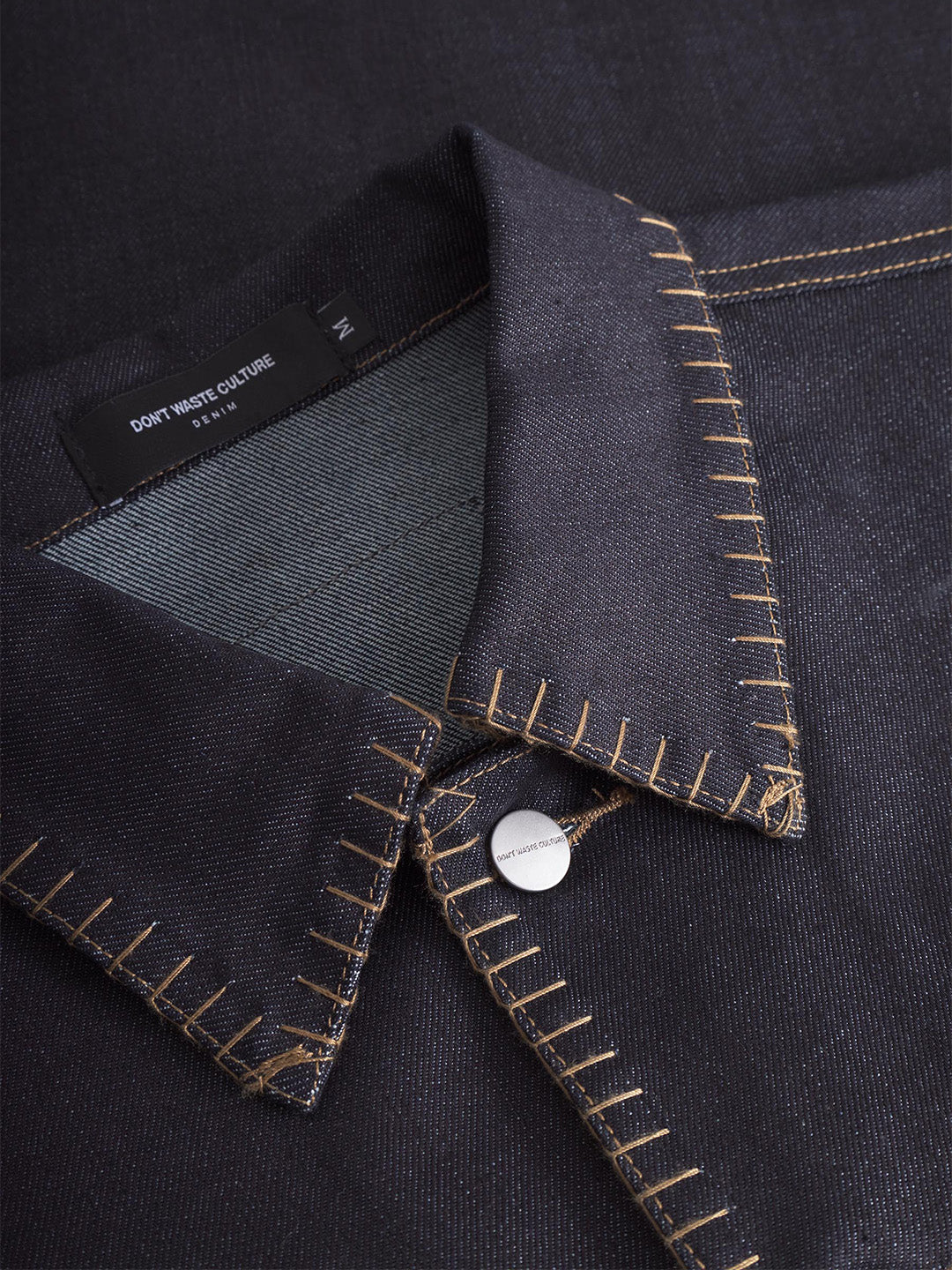 Detail van de kraag en stiksel op het Malis overshirt van Don’t Waste Culture