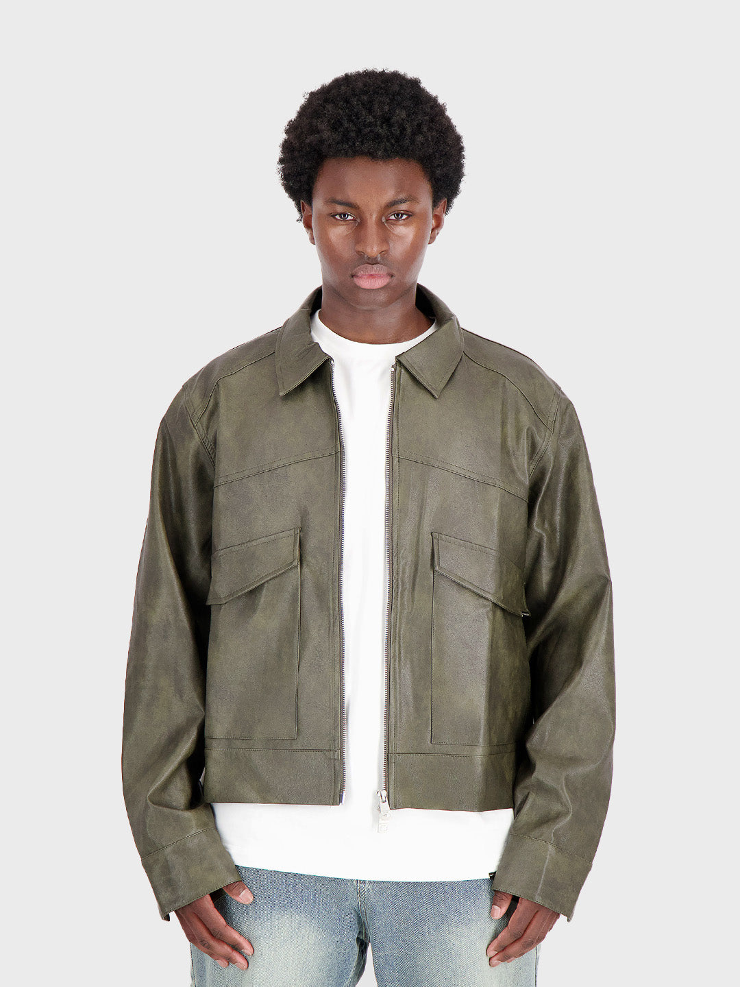 Model draagt Nerith Leather Jacket van Don't Waste Culture