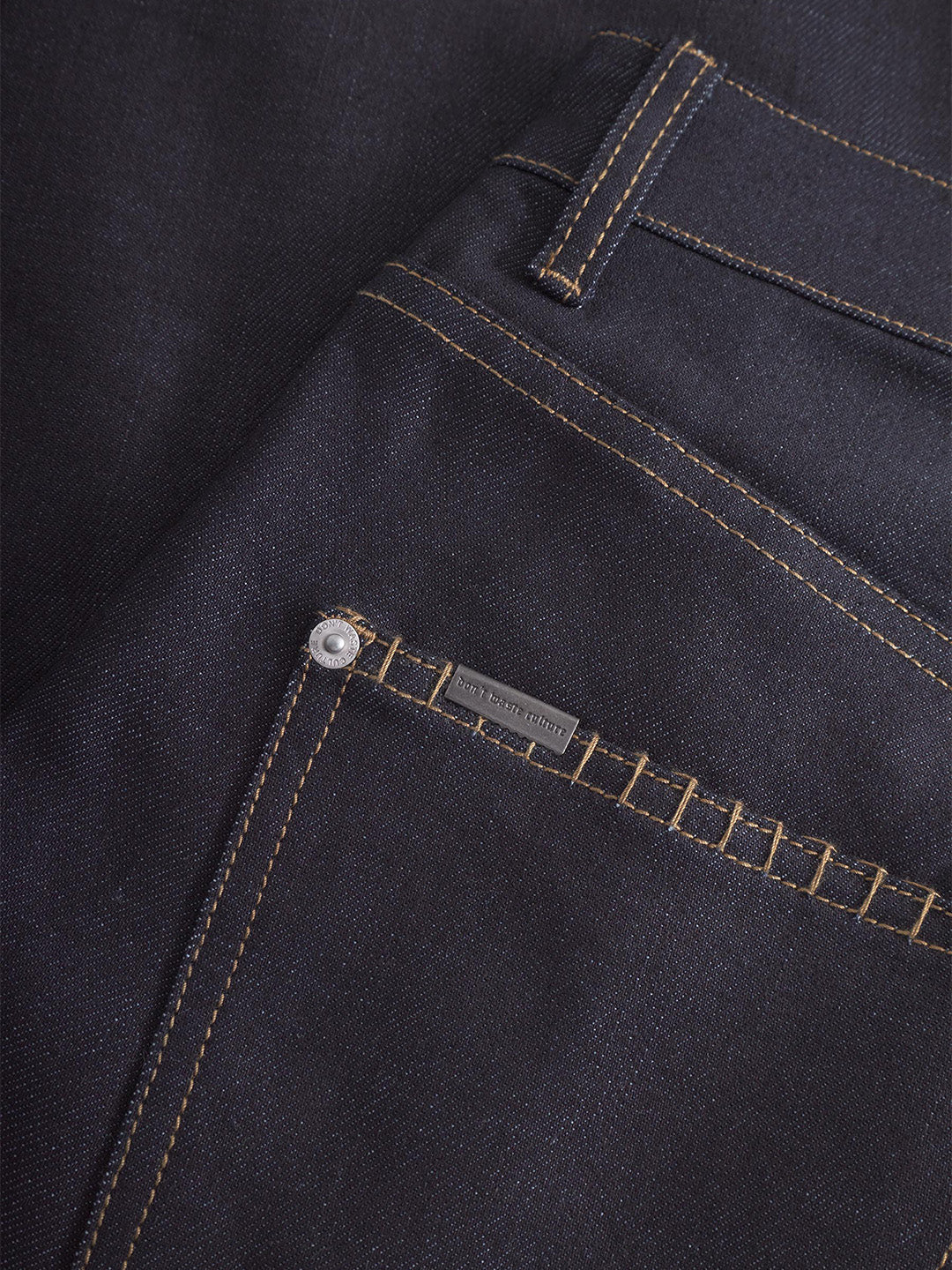 Close-up stitching detail achterzak Nizana Jeans