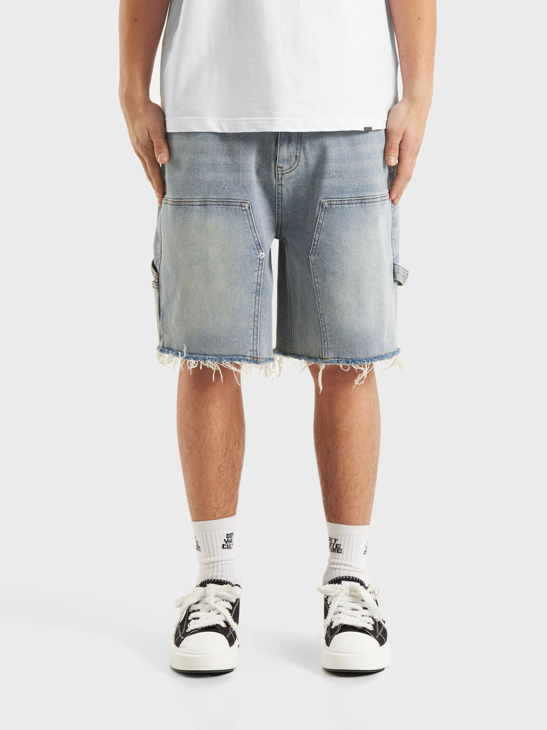 Model met DWC Nolara Denim Shorts Light Blue – Vooraanzicht