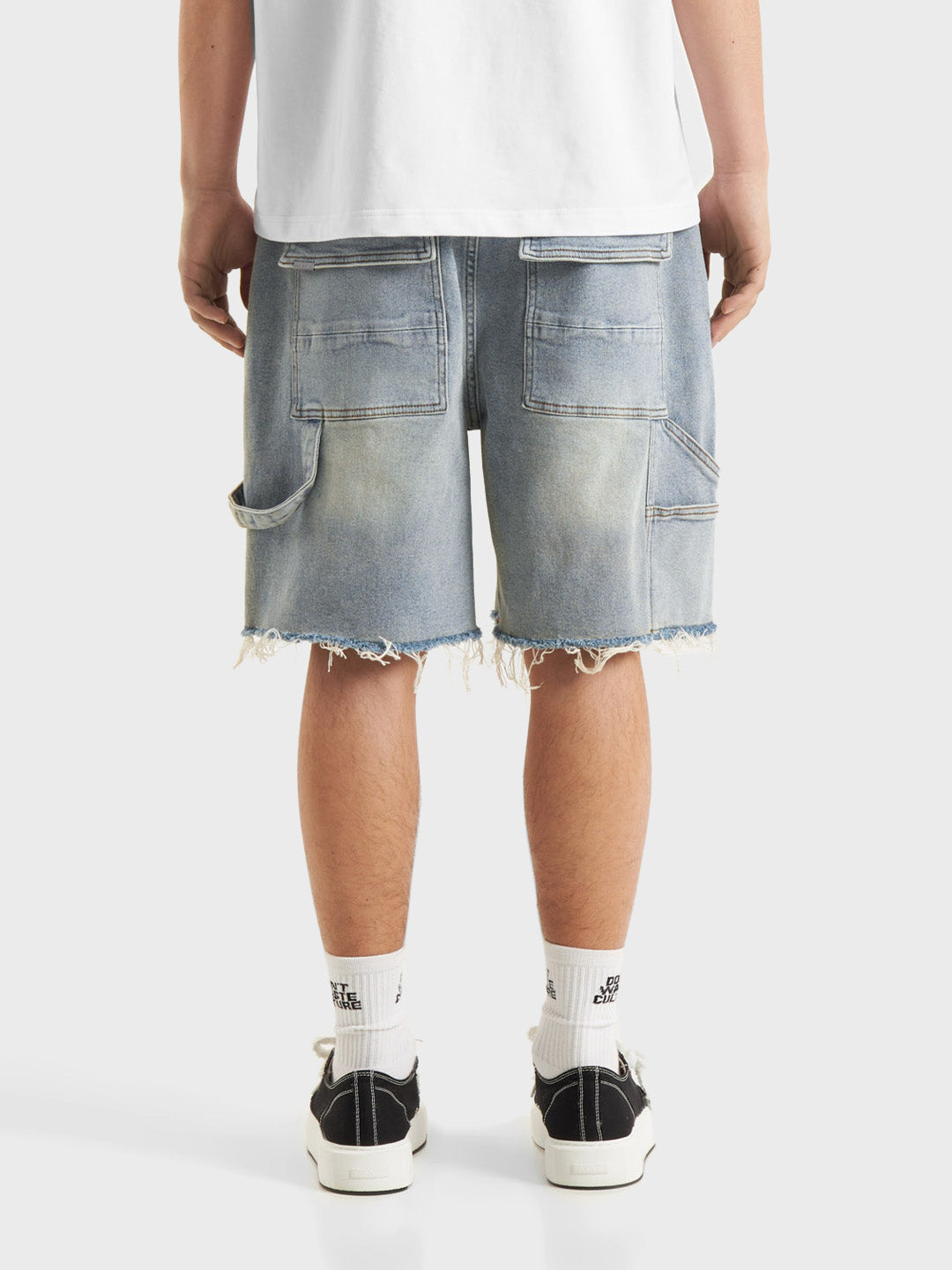 Model met DWC Nolara Shorts – Achteraanzicht, denim zichtbaar