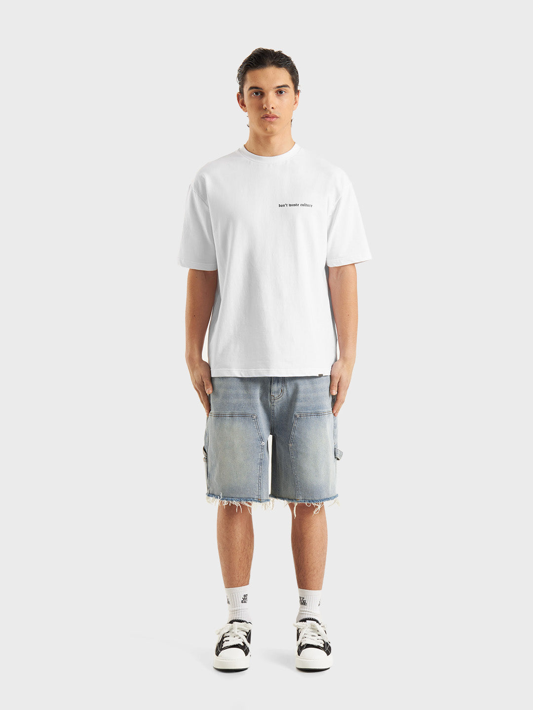 Full outfit met Nolara Shorts en oversized tee – Reloadstore