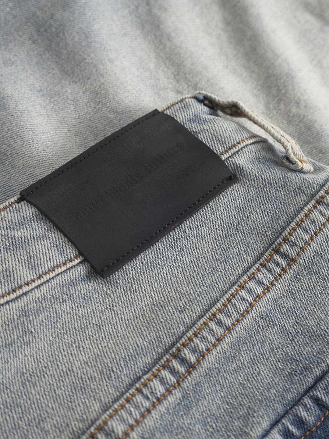 Close-up leren patch en denimstructuur – DWC Nolara Shorts