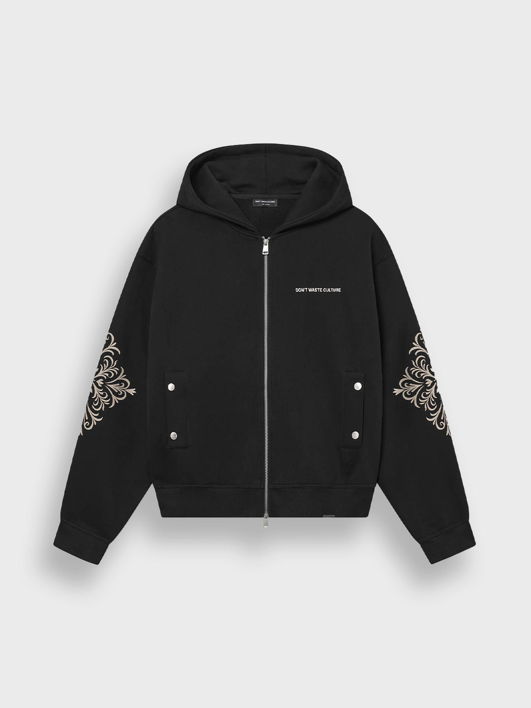 Voorkant van Rhegan Zip Hoodie Black met DWC-logo op borst