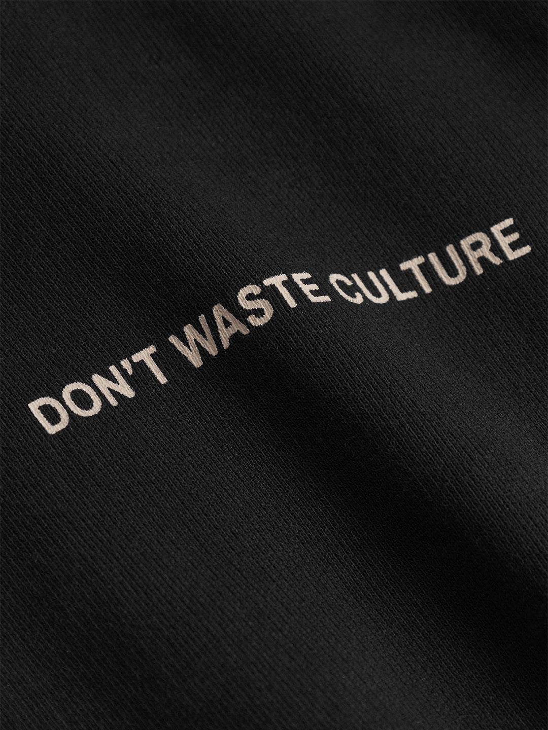 Detail voorzijde met kleine Don’t Waste Culture branding