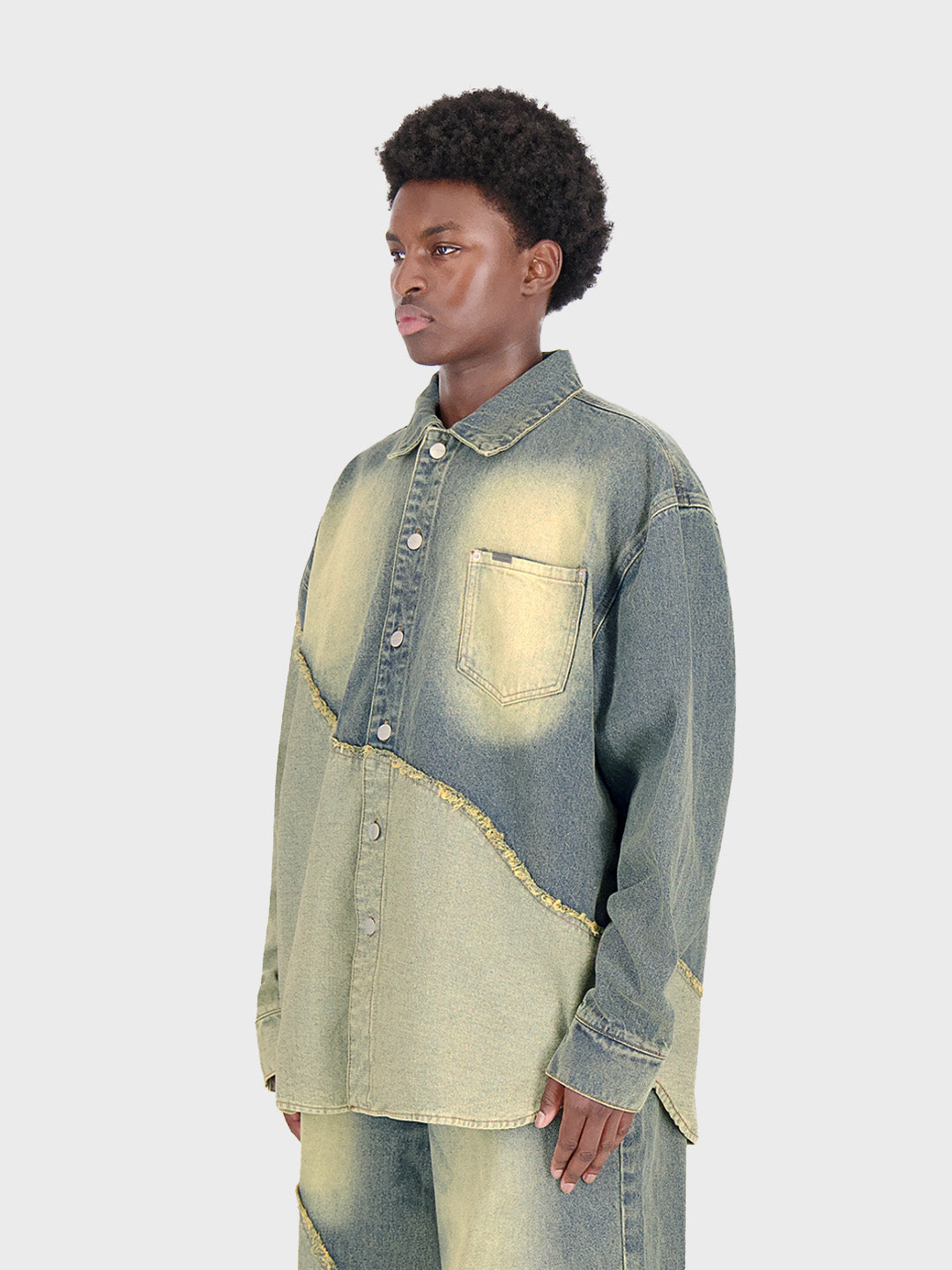 Schuin vooraanzicht Rhonwen Denim Shirt met asymmetrische stiknaad
