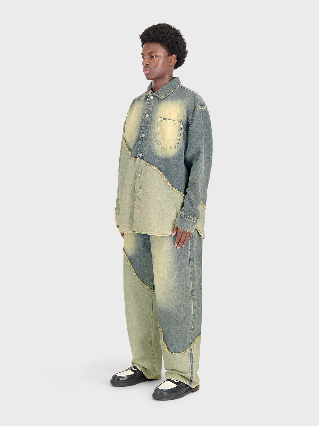 Schuin vooraanzicht volledige outfit Rhonwen Denim Shirt & Sarwin Jeans