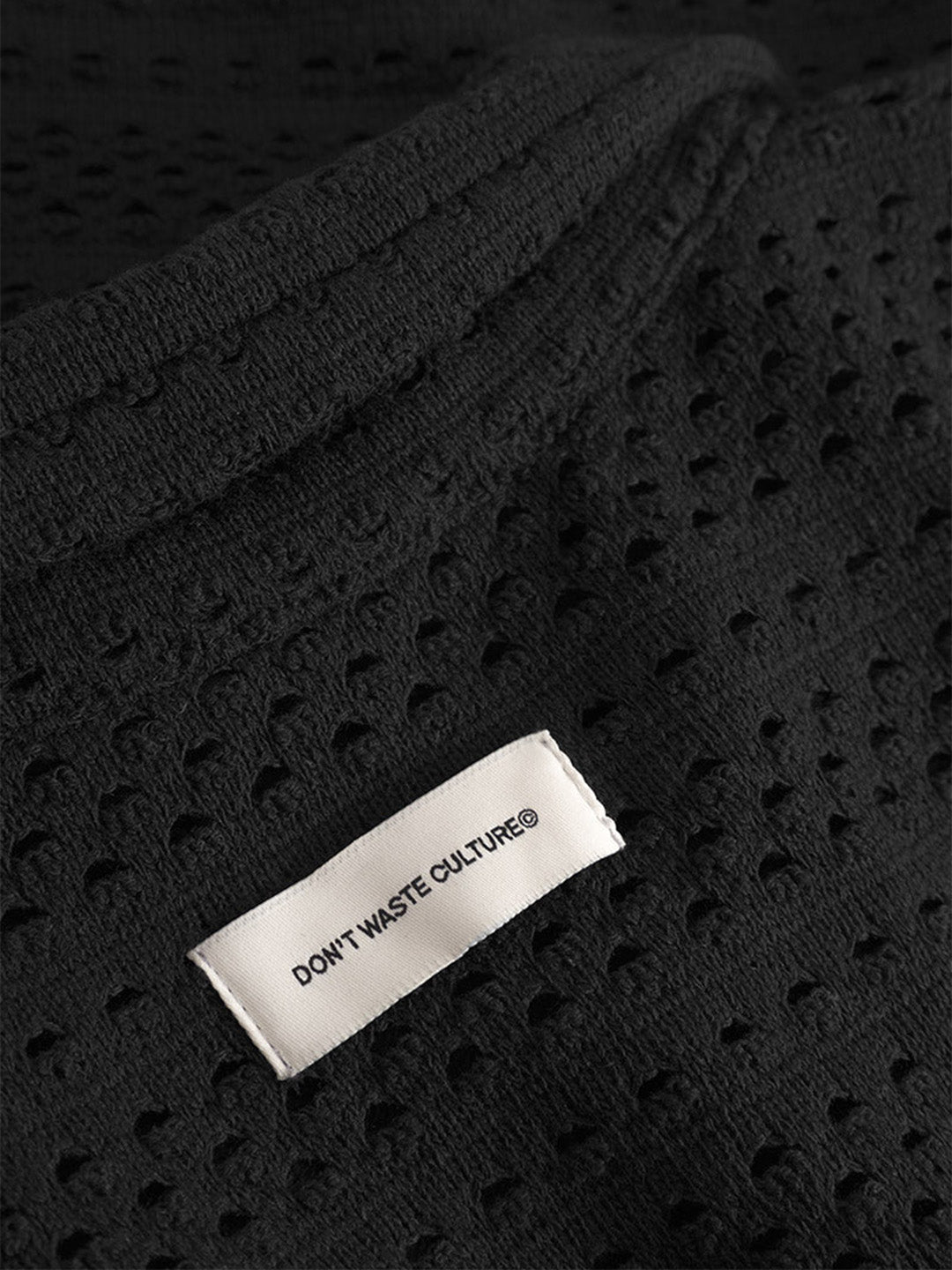 Detail gehaakte textuur Don’t Waste Culture Rioxan Shirt Black – close-up