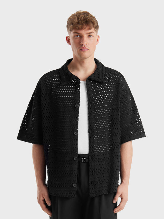 Model draagt Don’t Waste Culture Rioxan Shirt Black – vooraanzicht