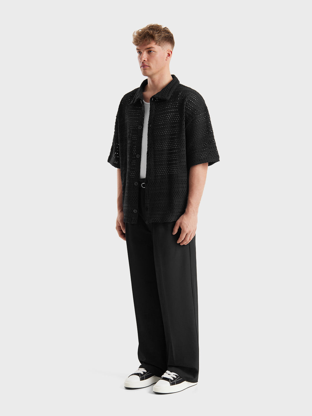 Zijaanzicht Rioxan Shirt Black met loose fit broek – streetwear styling