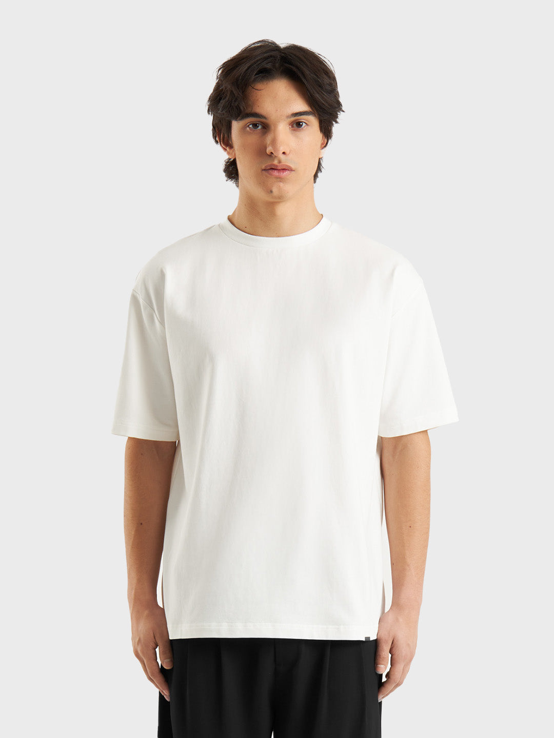 Model draagt Thalassa T-Shirt Off-White – voorkant