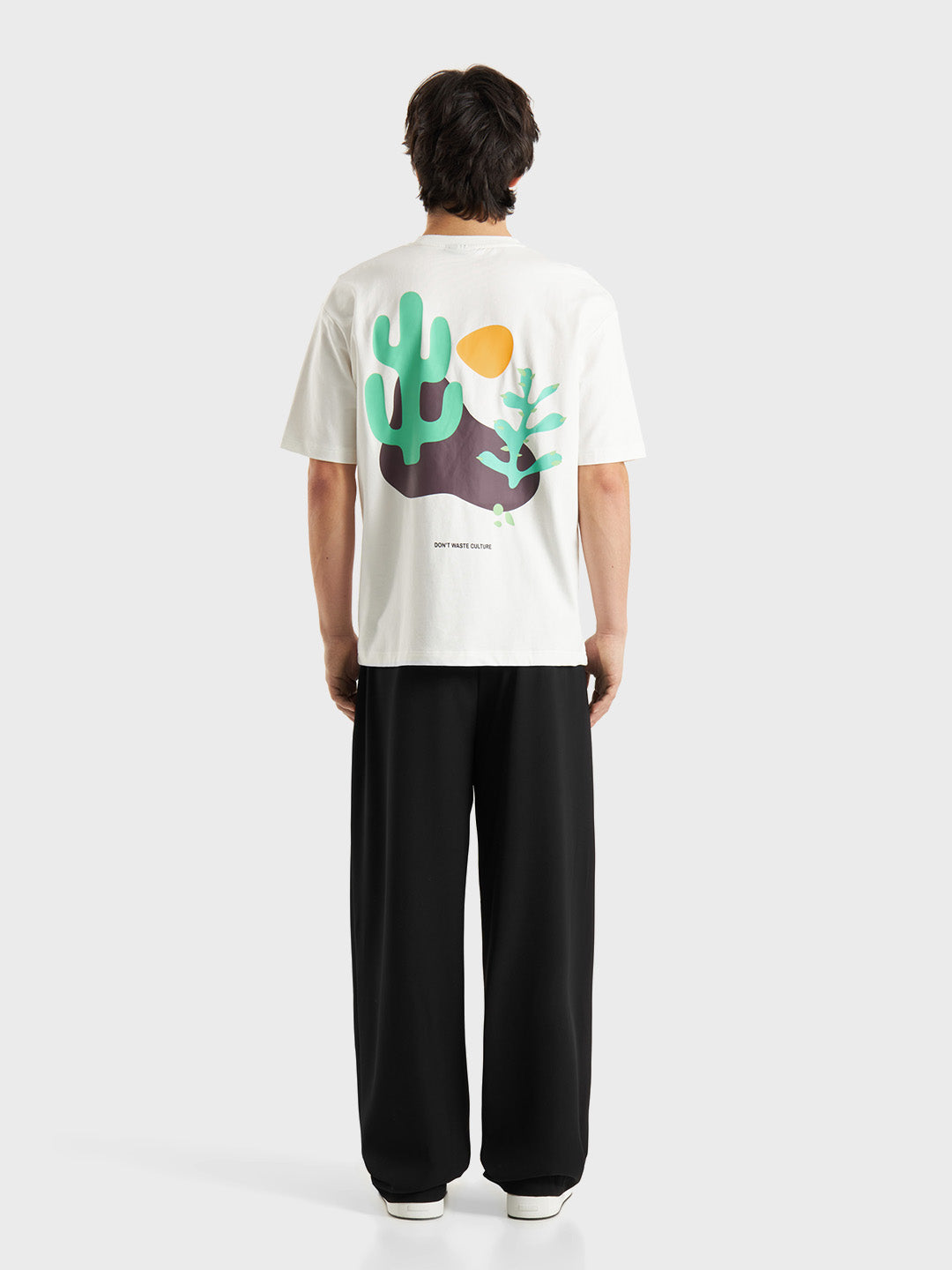 Outfit met Thalassa Tee en baggy pantalon – achterkant