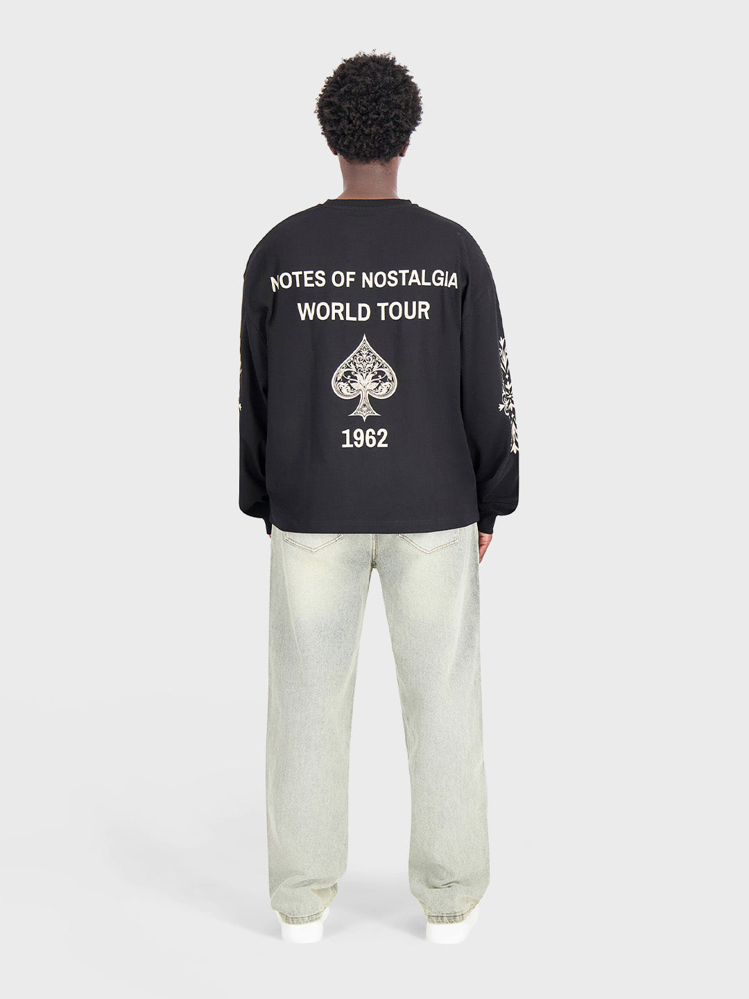 Model draagt Don't Waste Culture Thandor Longsleeve t-shirt black - achterkant