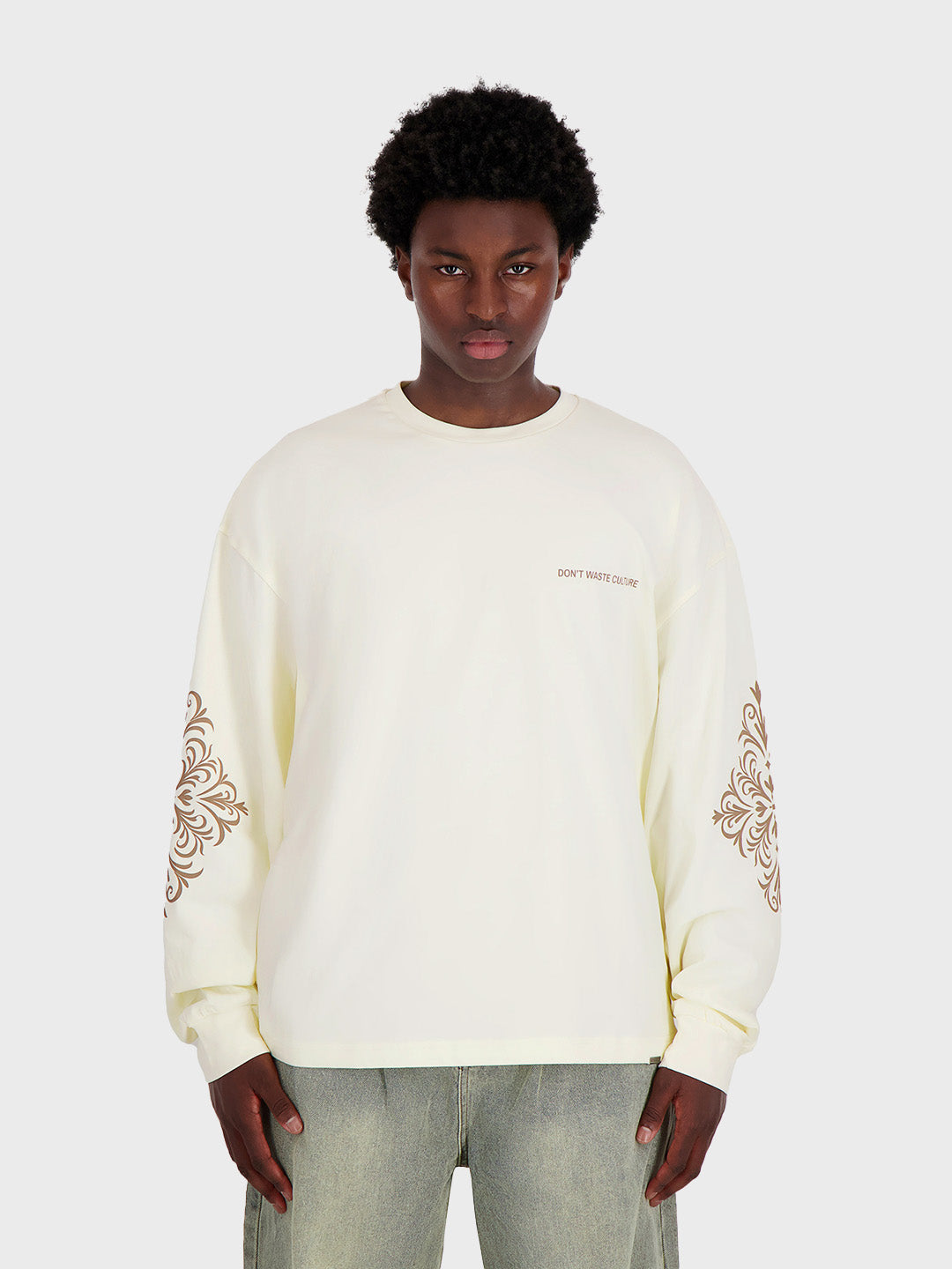 Model draagt Don't Waste Culture Thandor Longsleeve t-shirt in Off White - voorkant