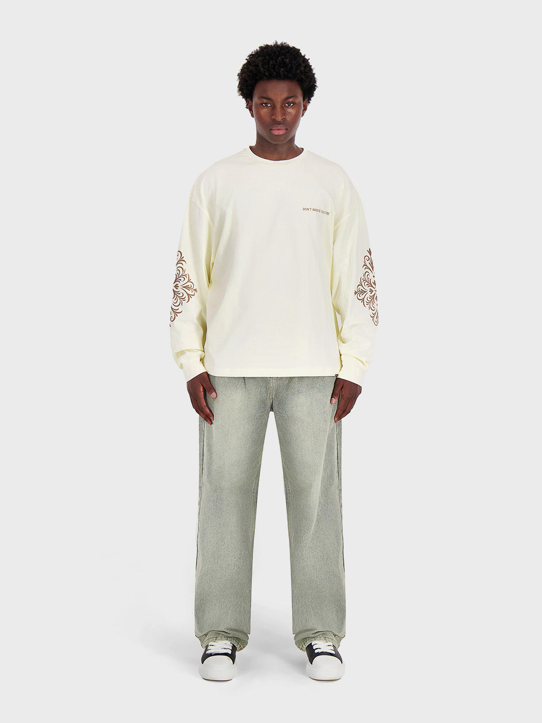 Model combineert Thandor Longsleeve t-shirt van DWC met jeans