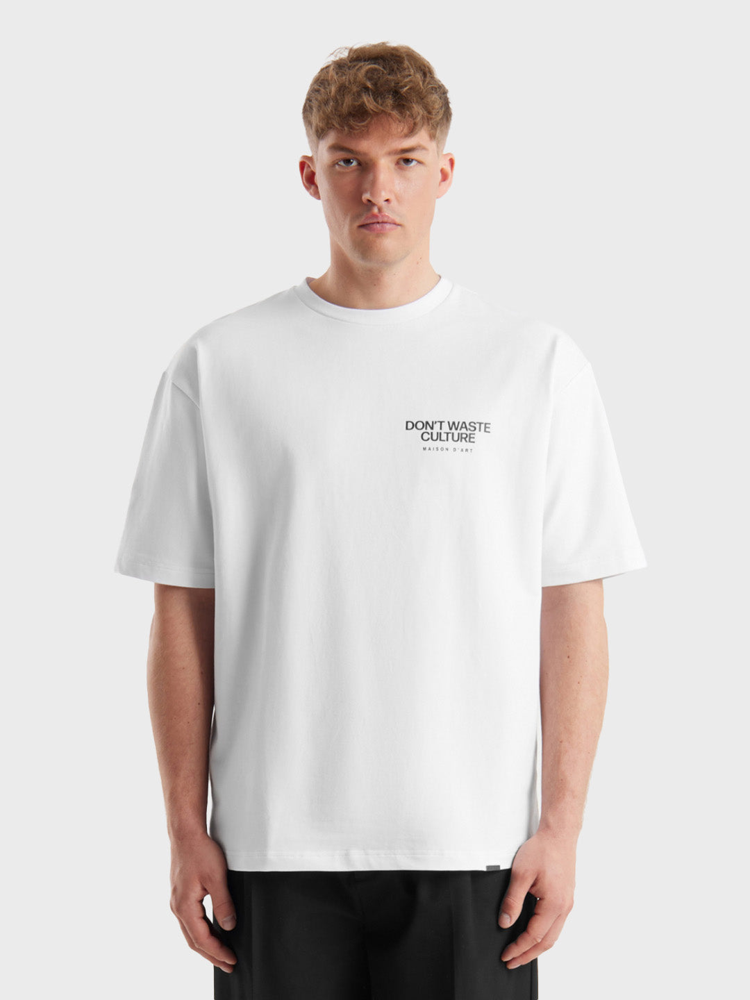Model draagt witte Tirion T-Shirt van Don’t Waste Culture, voorkant