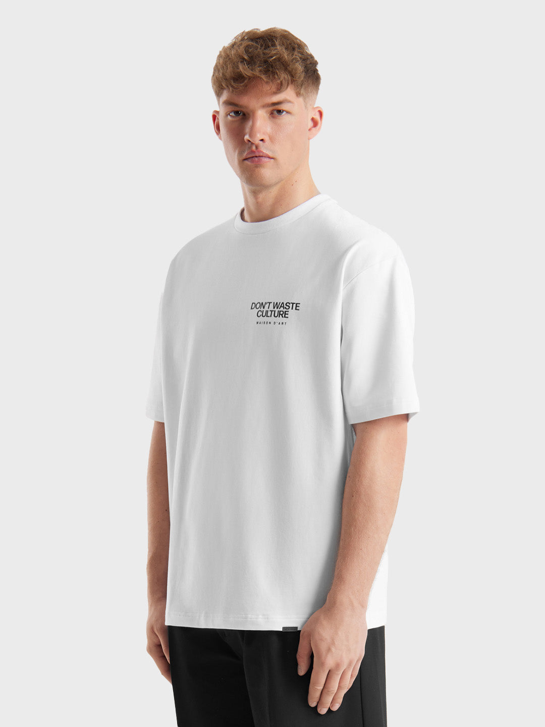 Schuin vooraanzicht van DWC Tirion T-Shirt gedragen door model