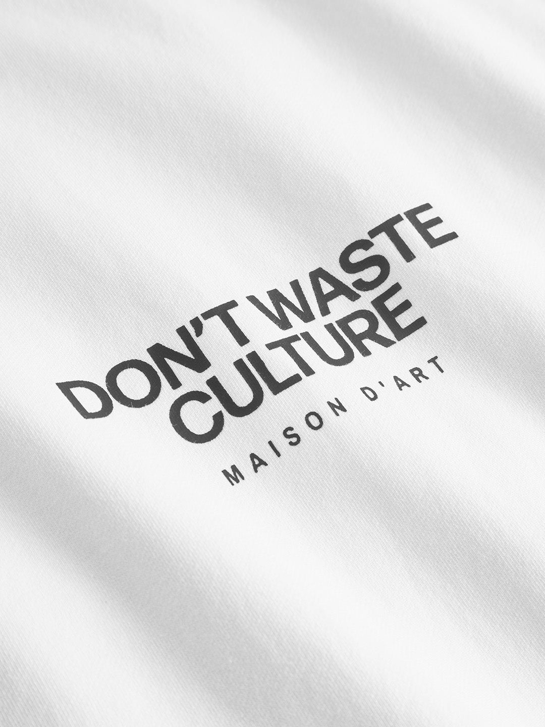 Close-up van de print op het witte Tirion T-Shirt van Don't Waste Culture