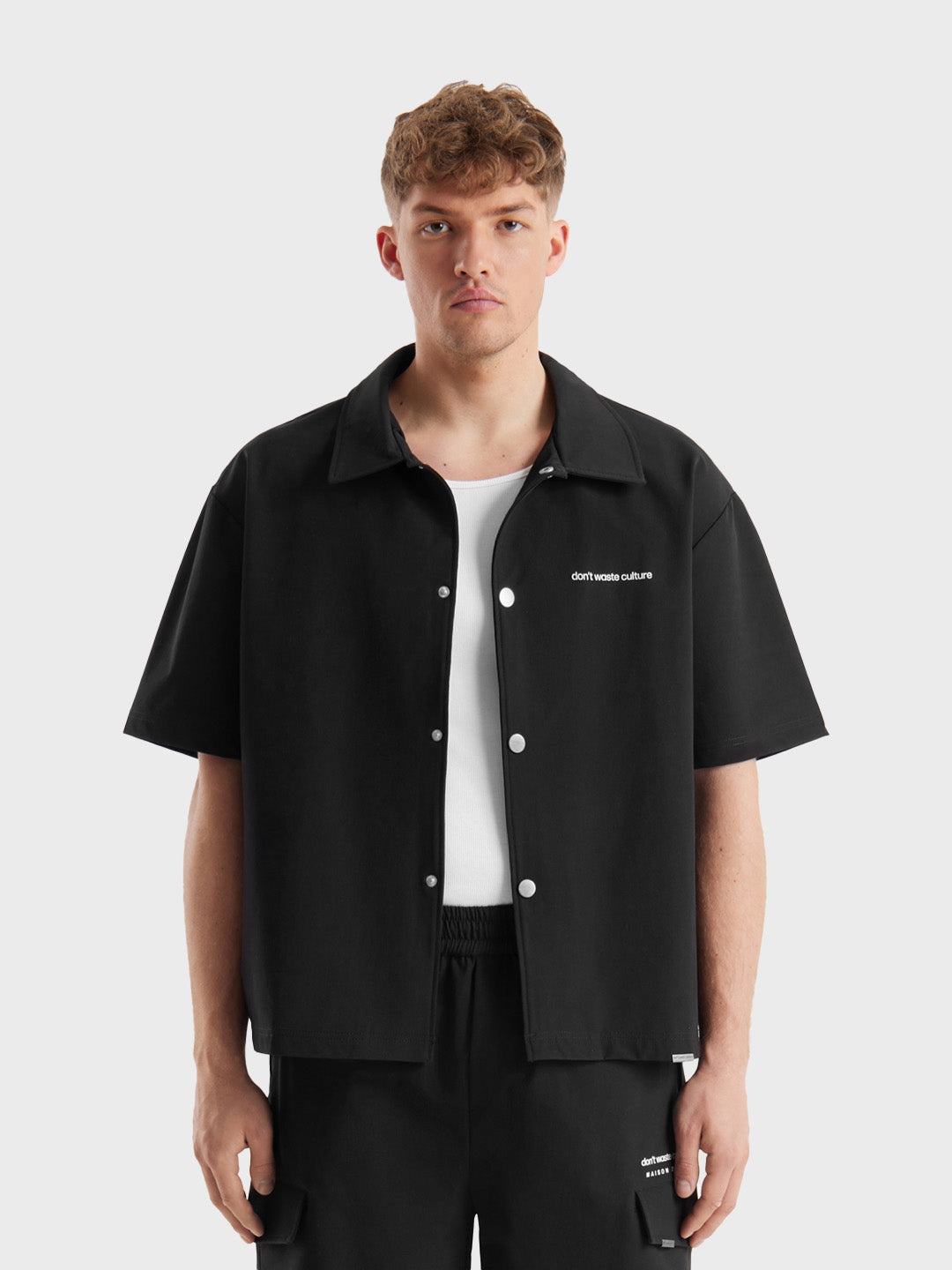 Model draagt het Don’t Waste Culture Valoria Shirt in het zwart, voorkant