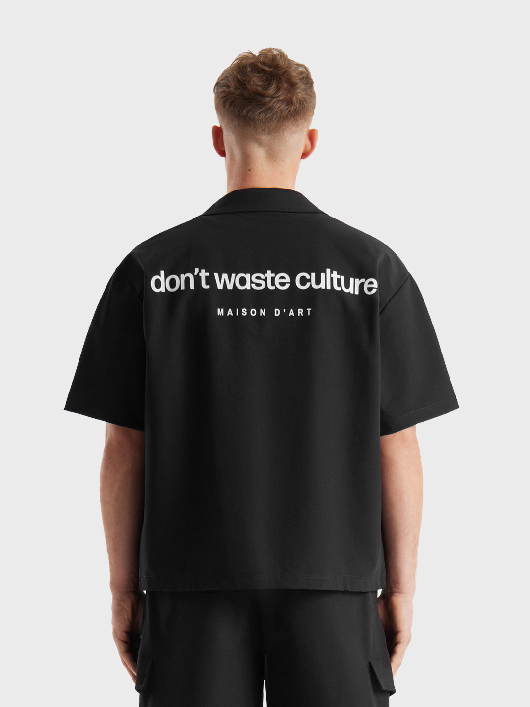 Model draagt het Valoria Shirt van DWC, achterkant met Maison D’Art print