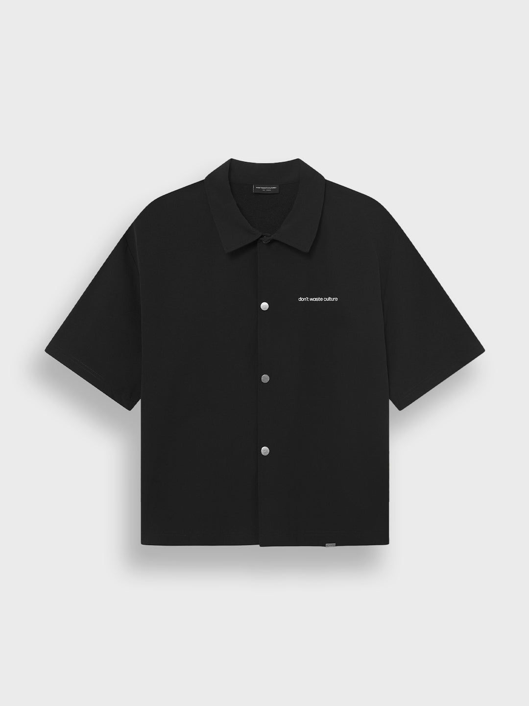 Packshot van het Don’t Waste Culture Valoria Shirt in het zwart, voorkant