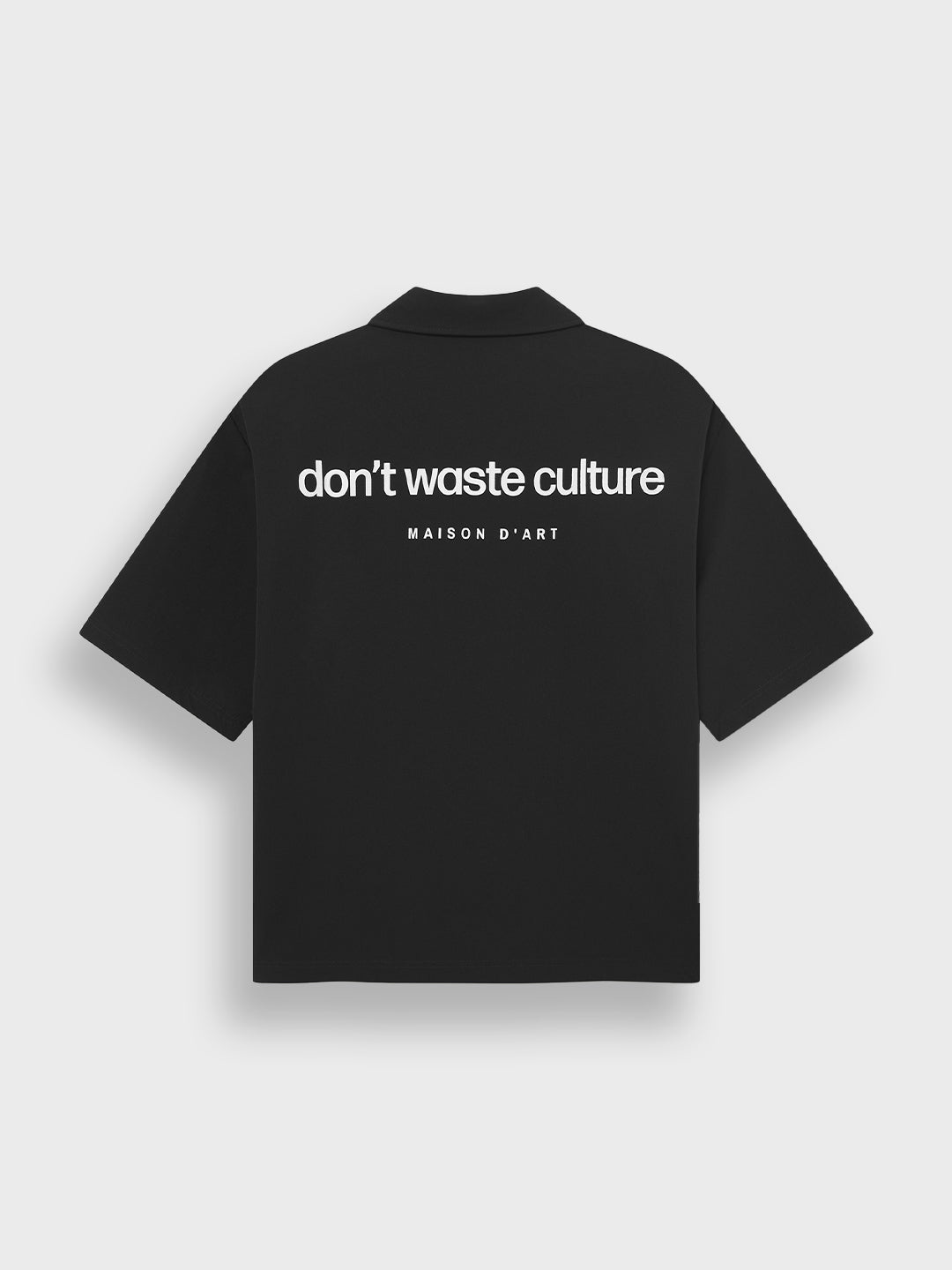 Packshot achterkant van het zwarte DWC Valoria Shirt met backprint