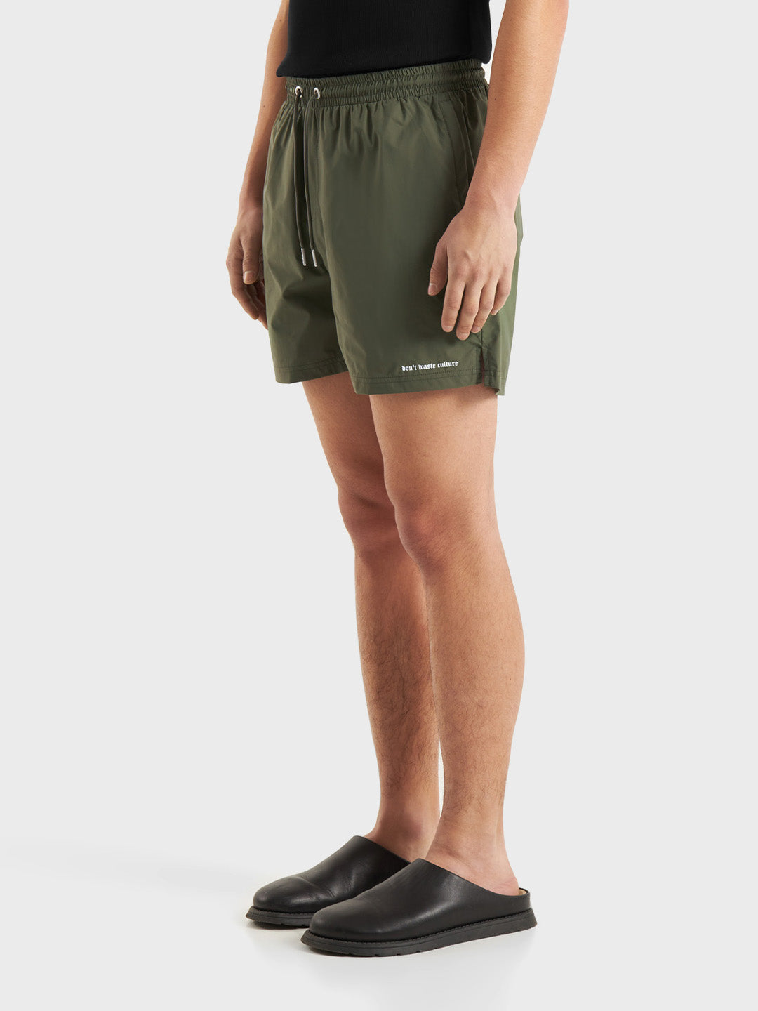 Model draagt DWC Xyra Swimshorts – schuin vooraanzicht in army green