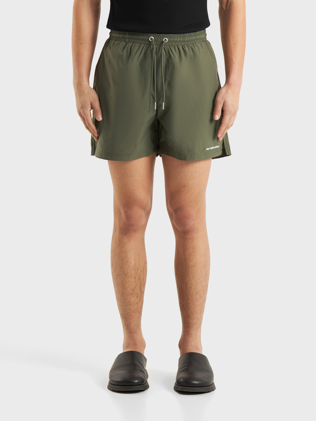 Model draagt Don’t Waste Culture Xyra Shorts – voorkant