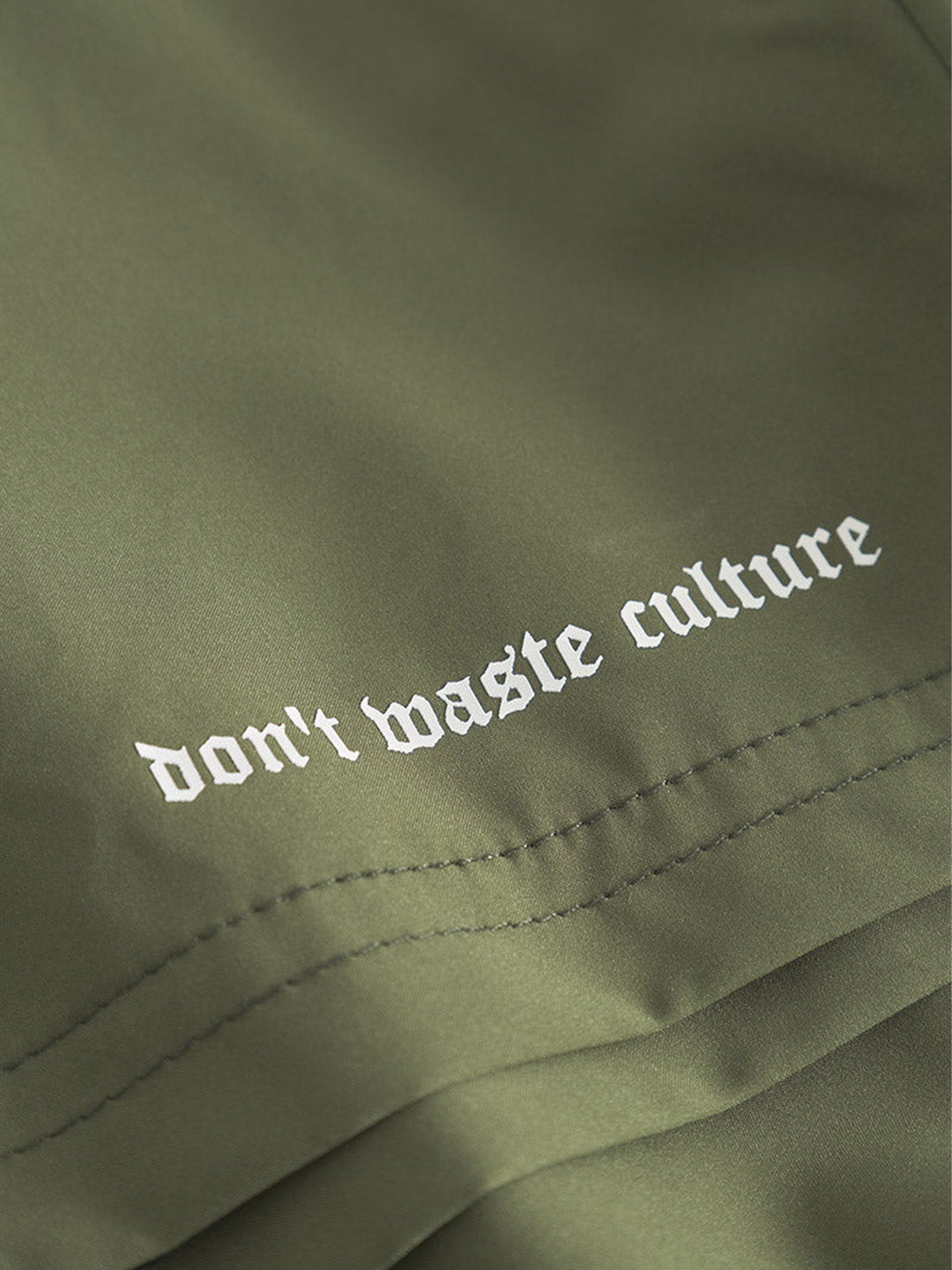 Close-up DWC-logo op de broekspijp van Xyra Shorts