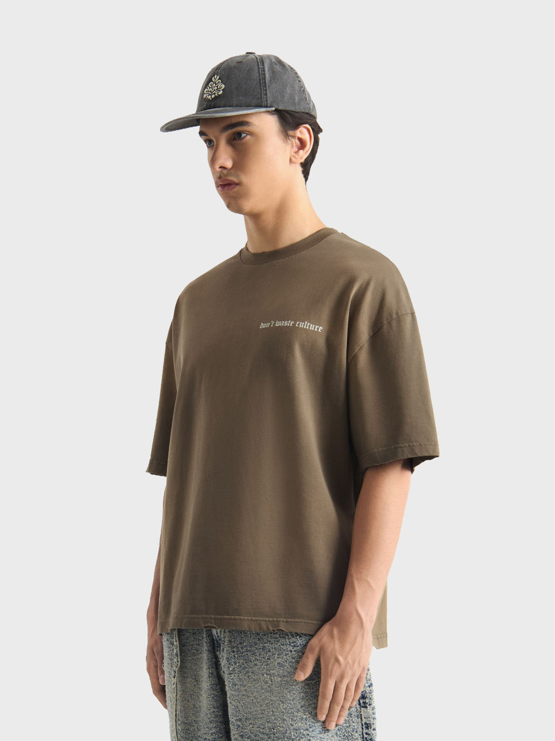 Model draagt Don’t Waste Culture Ysolaine Cap Washed Black zijkant