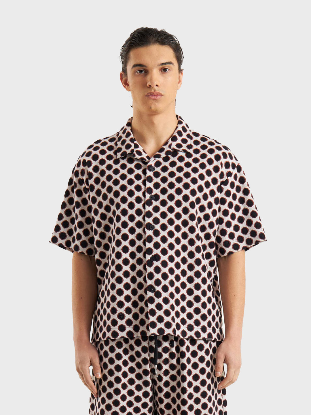 Model draagt Don’t Waste Culture Zafir Shirt – voorkant
