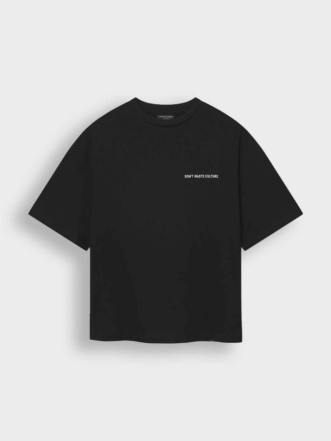 Voorkant van het zwarte Zalira T-shirt met klein DWC logo op de borst