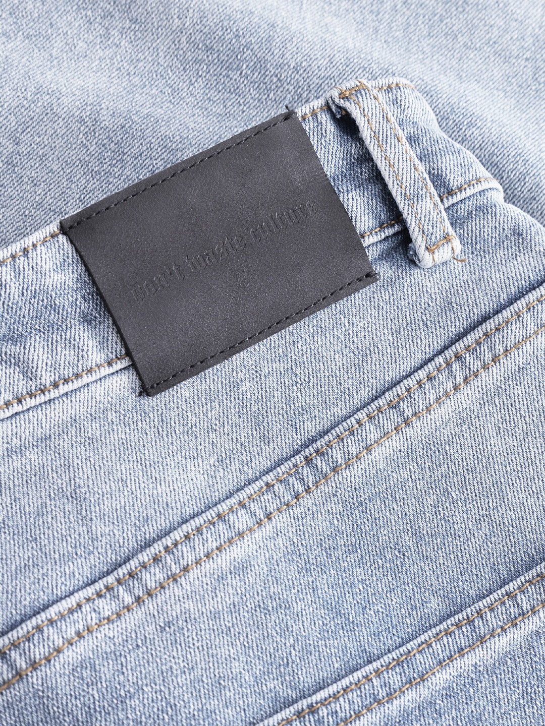Close-up detail Zivana Jeans Blue met leren patch – Don’t Waste Culture