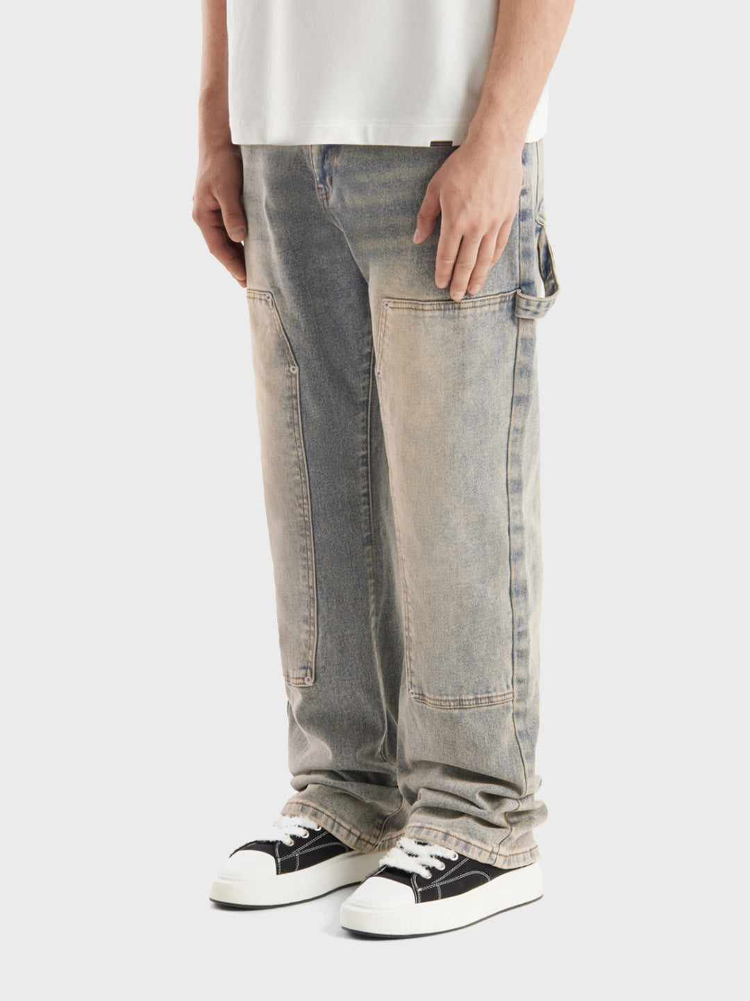 Model draagt Don’t Waste Culture Zivana Jeans in Pale met carpenter details, schuin vooraanzicht.