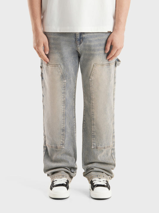 Vooraanzicht van Zivana Jeans in lichte wassing, gedragen door model.
