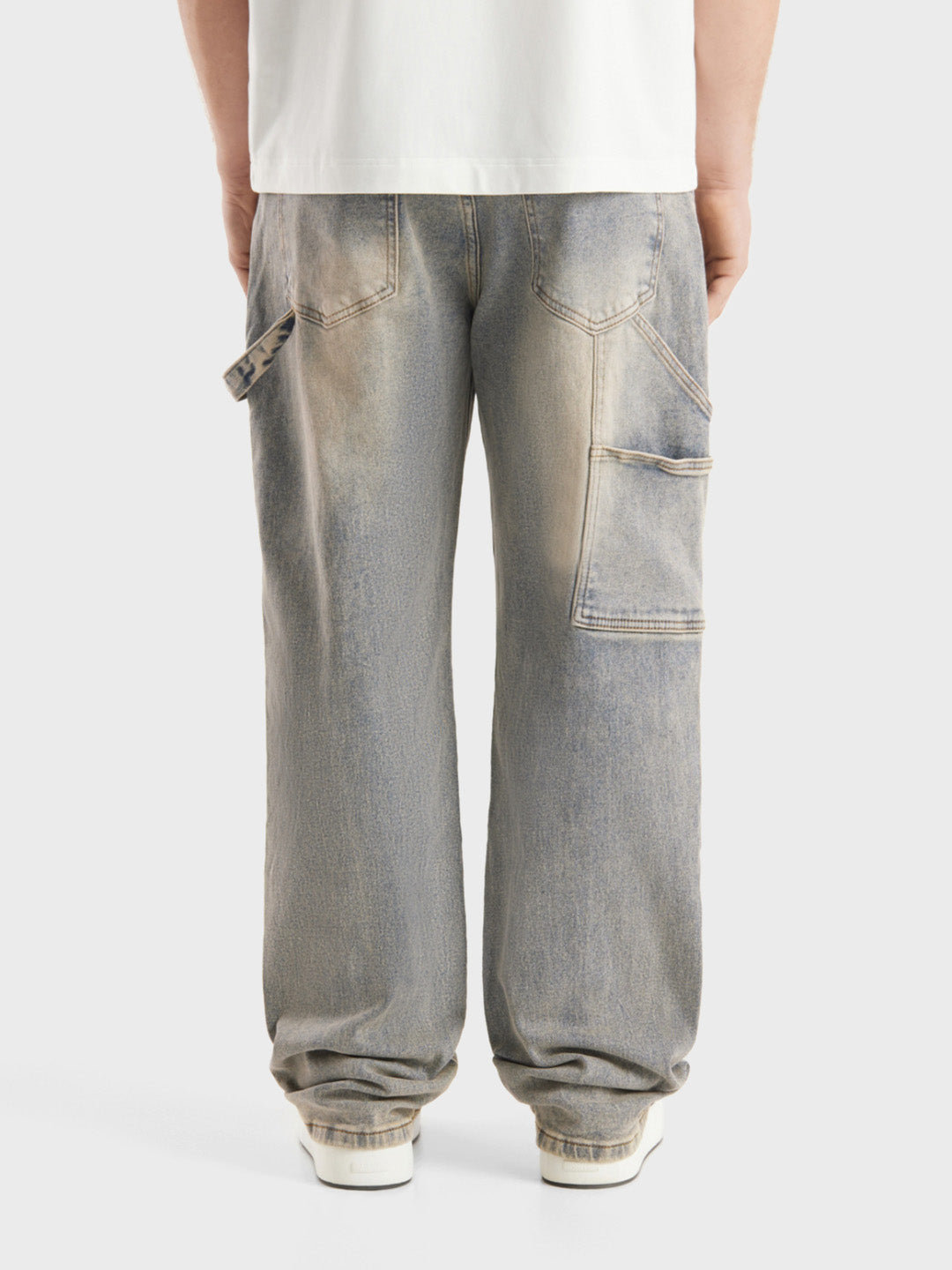 Achteraanzicht van DWC Zivana Jeans met hamerlus en baggy fit.