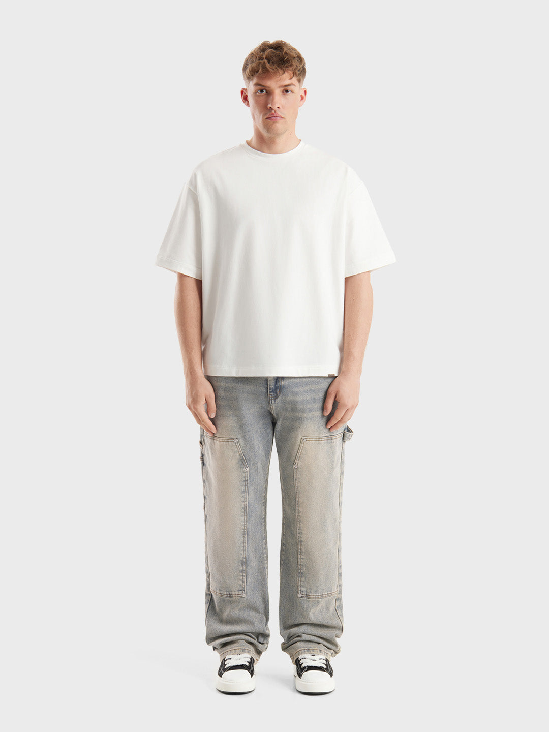 Volledige outfit met oversized tee en pale-washed Zivana Jeans van Don’t Waste Culture.