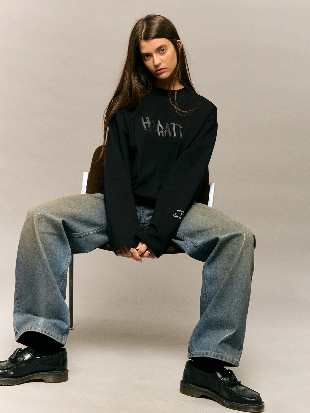 model draagt horati wax coated jeans - reloadstore
