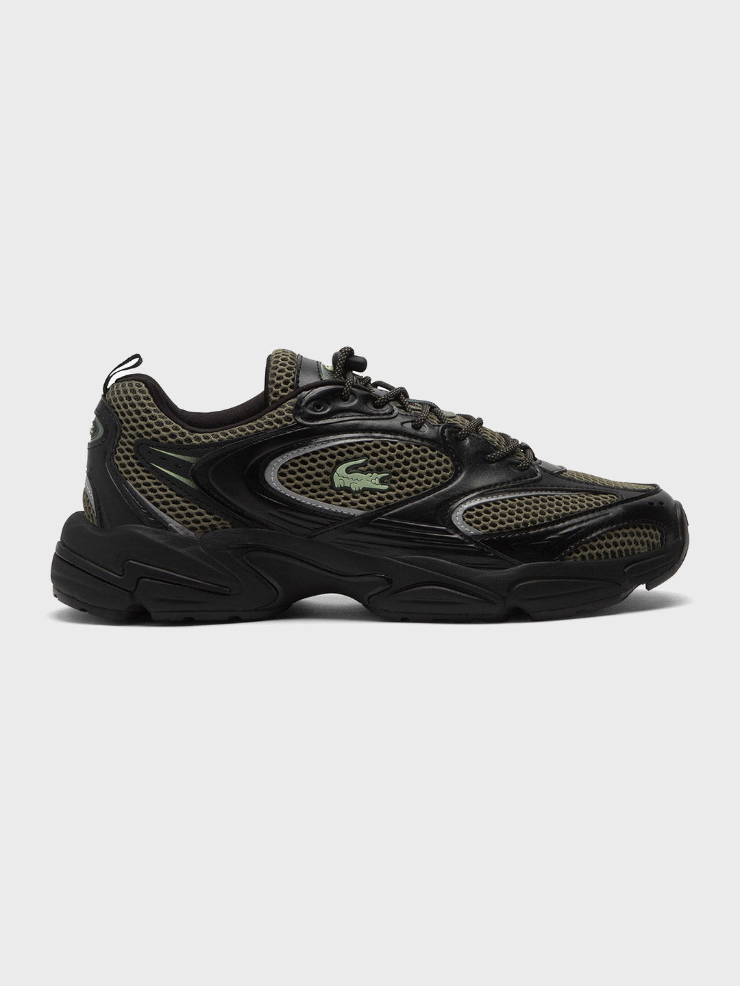Zijkant Lacoste Storm 96 sneaker in zwart/groen met reflecterende details