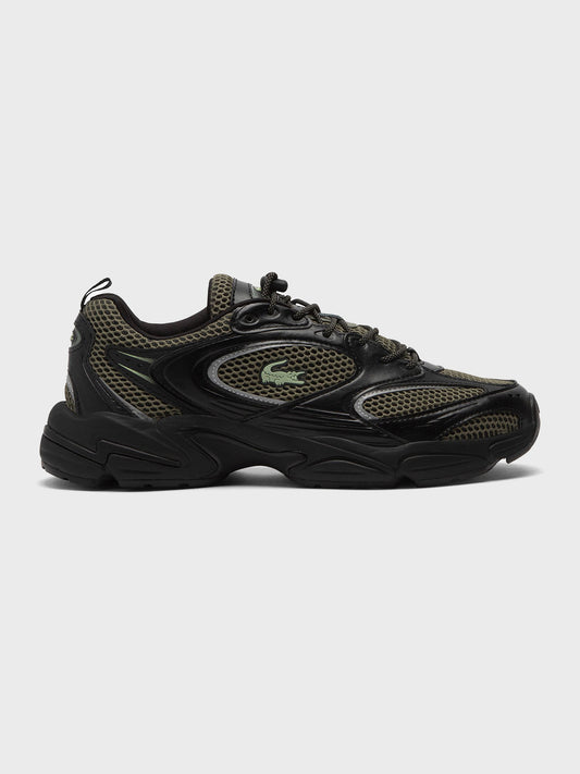 Zijkant Lacoste Storm 96 sneaker in zwart/groen met reflecterende details