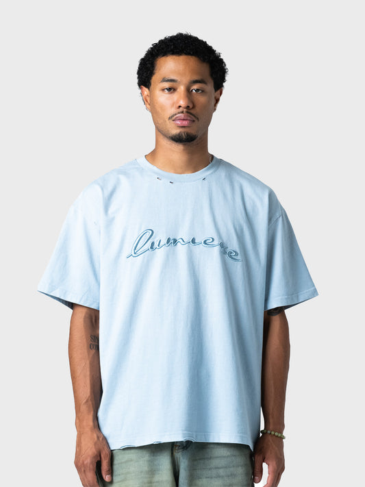 Model draagt Lumi3re 3D Embroidery T-Shirt Baby Blue – voorkant
